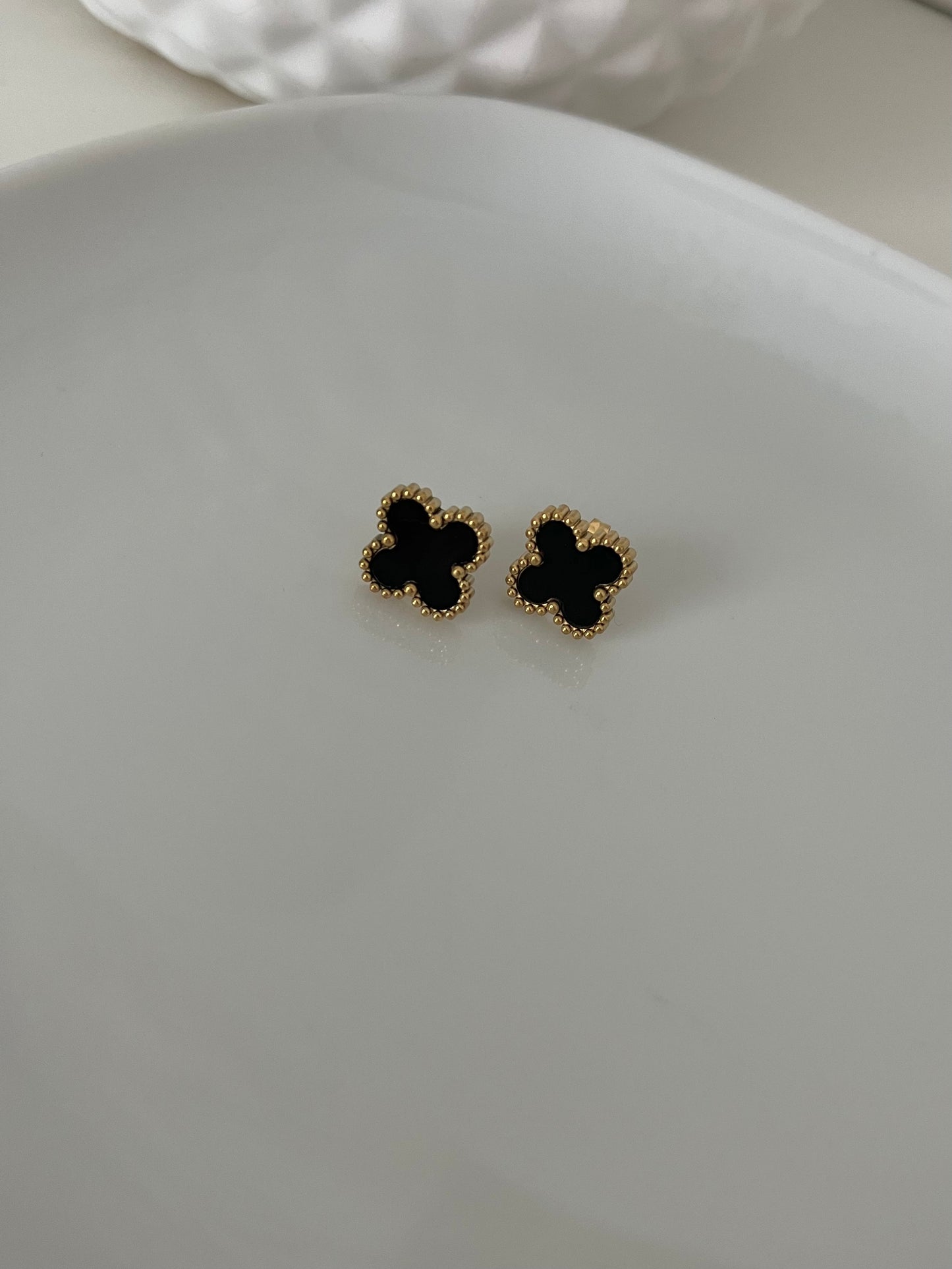 Boucles Clous trèfle noir