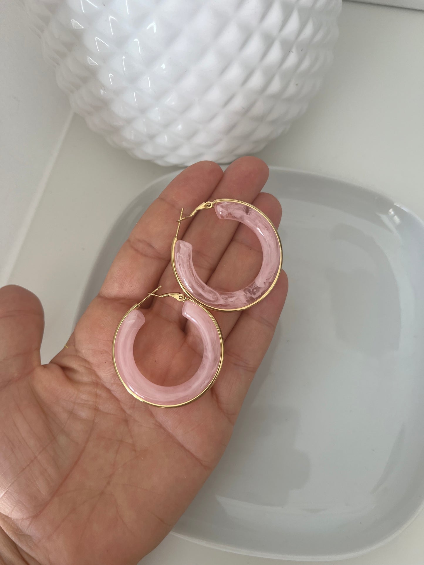 Créoles résine rose