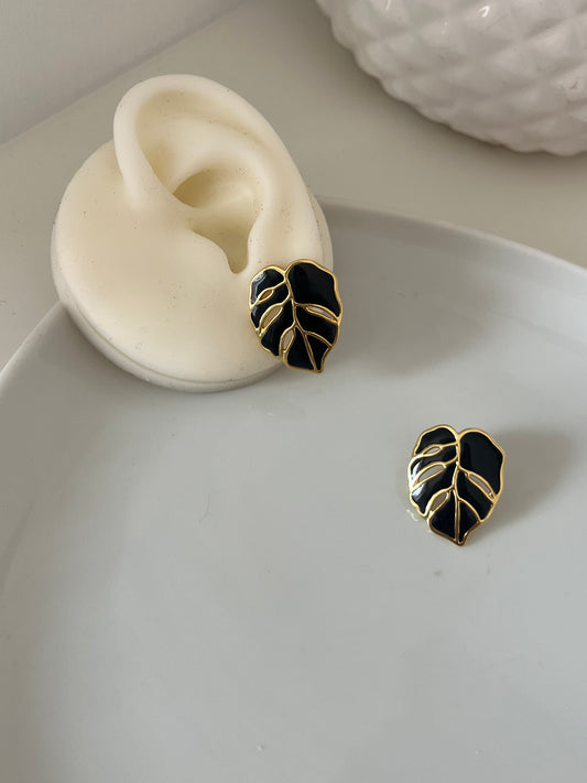 Boucles feuilles noires