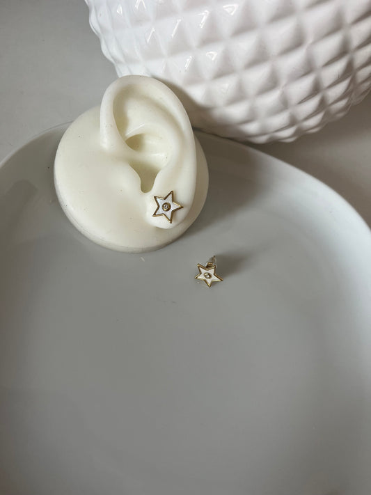 Boucles d’oreilles, clous, étoiles blanches